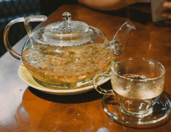 Flugtee in Kanne und Tasse