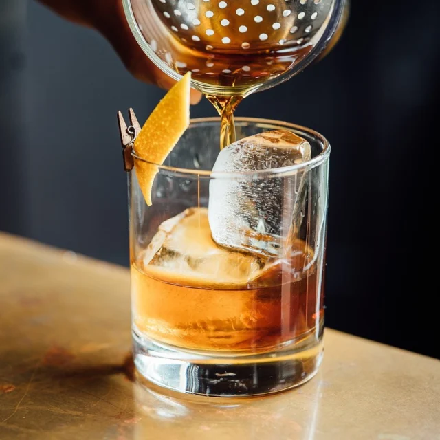 🍸 Tee trifft Gin – die perfekte Fusion! ✨Unser Earl Grey Gin Liqueur bringt feinen Tee-Genuss in deine Cocktail-Kreationen. 🫖+🍹= 💛💡 Lust auf neue Drinks? Entdecke jetzt unseren Earl Grey Gin mit Tonic verfeinert und verwandle dein Zuhause in eine stilvolle Cocktailbar! 🍋🌿https://www.jaegertee.at/produkt/gin-earl-grey-liqueur-500ml/#CocktailLover #GinTime #EarlGreyGin #TeaCocktail #Mixology #GinCocktail #TeeTrifftGin #JägerTEE #TeeGIN