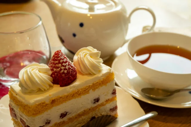 Kuchen & Tee – das perfekte Duo für den Frühlingsnachmittag. 🍰❄️Welche Tee-Kombi ist dein Favorit zu Süßem?Unser Japan Green Yuzu Bio ist eine wunderbar zitronige Ergänzung zu einem Stück Kuchen.#WeltBacktag #TeatimeAndCake #TeaAndCake #TeeLust #Genussmomente