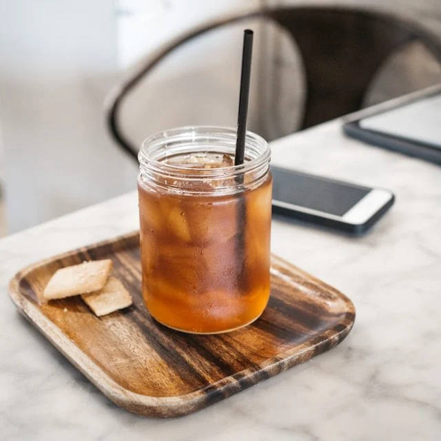 ❄️ Cold Brew Tee – Erfrischung in ihrer schönsten Form! 🍃🍵So einfach geht’s:🌿 3 EL Teeblätter auf 750 ml kaltes Wasser🌿 Gut umrühren & 1–3 Stunden im Kühlschrank ziehen lassen🌿 Abseihen, auf Eis genießen & nach Wunsch mit Zitrone oder Minze verfeinernPerfekt für heiße Tage und kleine Genussmomente zwischendurch! ✨👉 Lieblingssorten entdecken: Green Yuzu, Blütenzauber Bio, Honeybush Mango!#ColdBrewTee #TeeLiebe #SommerGenuss #ErfrischungPur #Teezeit #ColdBrew #JägerTEE #Teemomente #TeeImSommer