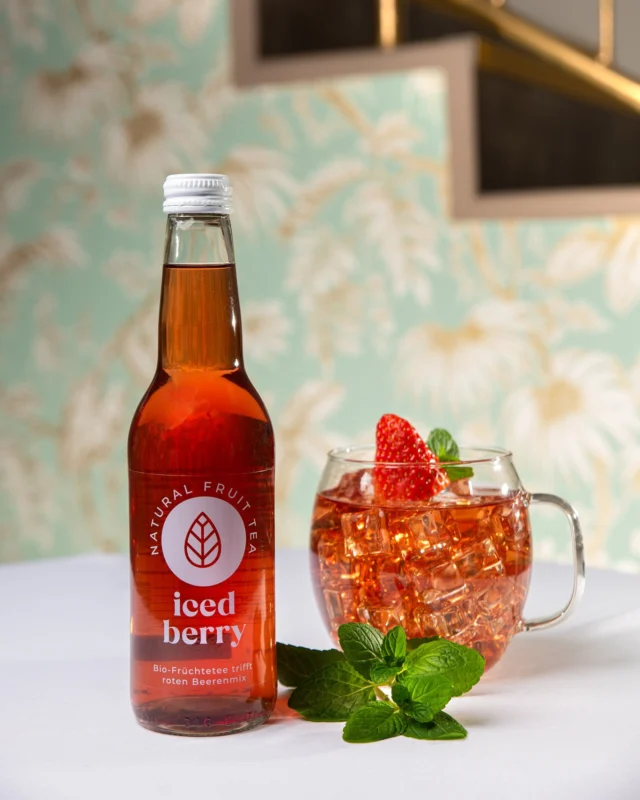 Endlich Ferien! ☀️Zeit zum Abschalten, Genießen und... Tee trinken!Ob kalt oder warm – wir begleiten dich durch den Sommer mit unseren hausgemachten, zuckerfreien Eistees Iced Berry oder Iced Cassis in der Glasflasche.#FerienStart #UrlaubMitTee #TeeImSommer #JägerTEE #ColdBrew #Teegenuss #Ferienfeeling #Sommerpause #IcedTea #TeaToGo