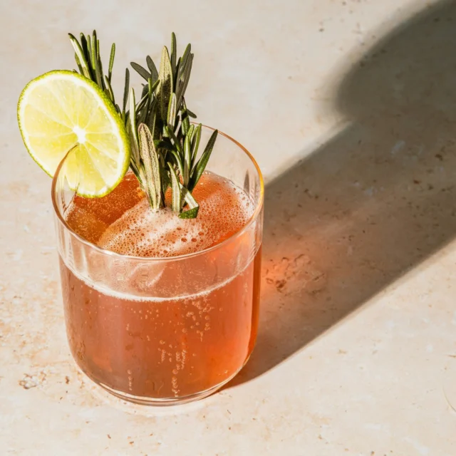 🎉 Zwei Gründe zu feiern!🌿 Für ruhige Feiertage: eine Tasse Formosa Oolong Mischung🍸 Für gesellige Abende: unser Earl Grey Gin Liqueur – perfekt zum kommenden Welt-Gin-Tag am 14.6.!#PfingstenMitTee #WeltGinTag #TeeOderGin #JägerTEE #GABA #EarlGreyGin #Feiertagsgenuss #Teelust