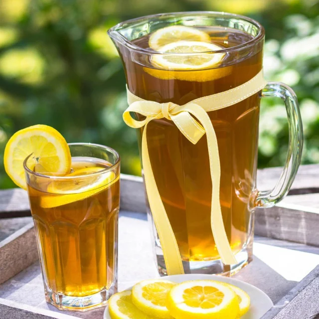 ❄️ Eistee selbst gemacht – einfach & natürlich erfrischend! 🍹Sommerzeit ist Eisteezeit – und mit unserem Lieblingsrezept gelingt’s ganz easy:So geht’s:10 g Tee (z. B. Japan Green Yuzu Bio, Blütenzauber Bio oder Honeybush Mango) mit 500 ml heißem Wasser aufgießenje nach Sorte entsprechend ziehen lassen & abseihen1–2 TL Honig (optional) einrührenIn ein Glas mit Eiswürfeln gießenNach Belieben mit Zitrone, Minze oder Beeren verfeinern💡 Extra-Tipp: Auch Cold Brew funktioniert super – sanft & mild im Geschmack!👉 Mehr Rezepte & Ideen findest du auf unserer Website!#JägerTEE #IcedTea #EisteeRezept #TeeImSommer #TeeLiebe #ColdBrew #Sommerdrink #Teegenuss #NaturPur #EisteeSelbstgemacht #TeeLust #ErfrischungPur