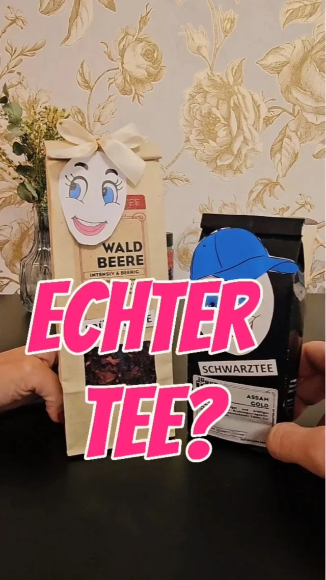 Früchtetee & Kräutertee ≠ echter Tee? 🤔Ja – denn nur Aufgüsse aus der Teepflanze Camellia sinensis wie Grüntee, Schwarztee, Oolong & Weißtee enthalten natürliches Koffein.➡️ Früchtetees & Kräutertees dagegen stammen nicht von der Teepflanze – sie sind koffeinfrei, beruhigend & ideal für Kinder oder den Abend. 🌿🍓Was sie verbindet? Genuss pur – aber mit ganz unterschiedlicher Wirkung!#TeeWissen #FTKT #Teefakten #Kräutertee #Früchtetee #Koffeinfrei #Teegenuss #CamelliaSinensis #JägerTEE #TeeOderNichtTee #Abendtee #Kindertee #Koffeinhaltig #Teeliebe