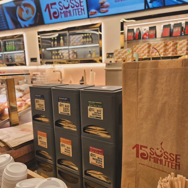 JägerTEE & 15 SÜSSE MINUTENDie BESTEN Krapfen Österreichs und noch viel mehr - jetzt mit einer feinen Auswahl unserer nachhaltigen Nature T-Bags in verschiedenen Sorten!🍵Wir freuen uns über eine TEEsinnliche Kooperation in der Opernpassage in 1010 Wien 🌞Danke @15suesseminuten_bakery #15süßeminuten #krapfen #tee #Wien #zusammenarbeit #süß #tea #vienna #wienerstaatsoper #operahouse #welovetea #instatea #nachhaltigkeit #instadrink #teabags #tea2go #JägerTEE #welovetoenterteayou #gastronomie #teetrinken #coldbrew #eistee #diy