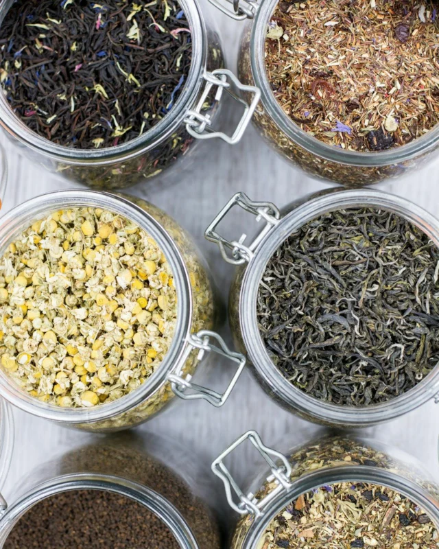 Schwarztee-Klassiker wie Assam oder Darjeeling stehen für Tiefe, Charakter & Tradition. 🖤 Aber wie wäre es mit einer neuen Geschmackserfahrung?Unsere aromatisierten Schwarztees wie Key Lime Pie, Salty Toffee oder Wildkirsche bringen frischen Wind in die Teetasse – cremig, fruchtig, spannend! 🍋🍰🍒👉 Jetzt durch unser Sortiment stöbern, entdecken & genießen – die nächste Lieblingstasse wartet vielleicht schon! 💛#JägerTEE #SchwarzteeLiebe #Teegenuss #Teeentdecken #Assam #Darjeeling #AromaTee #KeyLimePie #TeaTime #TraditionTrifftAroma #Teevielfalt #Teeinspiration