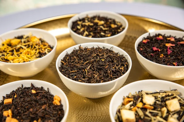 🌿✨ Was steckt eigentlich in aromatisiertem Schwarztee?Hier trifft hochwertiger Schwarztee – z. B. Assam, Ceylon oder China – auf natürliche Aromen, getrocknete Früchte, Blüten oder Gewürze. 🍊🌸Diese Kombination ergibt intensive Geschmackserlebnisse, die an Dessert, Fruchtkompositionen oder blumige Noten erinnern – ganz ohne künstlichem Nachgeschmack.👉 Wichtig: Bei hochwertigen Tees werden natürliche Aromen verwendet – ohne künstliche Zusätze oder überwältigenden Duft.Unsere Empfehlung zum Einstieg?🖤 Key Lime Pie,🧁 Salty Toffee oder🍋 Earl Grey BIO – echte Aroma-Highlights!https://www.jaegertee.at/produkt/key-lime-pie-schwarztee/https://www.jaegertee.at/produkt/salty-toffee/https://www.jaegertee.at/produkt/earl-grey-bio/#AromaTee #SchwarzteeWissen #NatürlichAromatisiert #TeeMitCharakter #DessertTee #JägerTEE #TeeLiebe #AromatisierterTee #Teegenuss #TeeErklärt #Teewissen #TeeQualität #TeeMomente