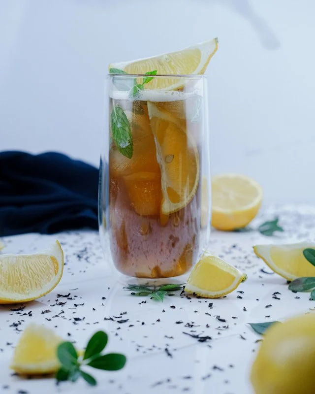 🧊 Key Lime Pie Schwarztee als Iced Tea – unser Sommer-Highlight!Zitronig, cremig & erfrischend – perfekt für heiße Tage.Wie bereitest du deinen Lieblingseistee zu?So geht’s:1️⃣ 12 g Tee mit 500 ml kochendem Wasser aufgießen2️⃣ 3–4 Minuten ziehen lassen3️⃣ Abseihen und mit 500ml kaltem Wasser auffüllen4️⃣ Mit Eiswürfeln servieren✨ Optional: etwas Zitronenscheibe, frische Minze oder ein Schuss Pflanzendrink dazu💡 Tipp: Auch als Cold Brew möglich! (3 EL Tee auf 1 L kaltem Wasser, 2–4 Stunden ziehen lassen)👉 Jetzt ausprobieren und Sommer im Glas genießen! 🍋🖤#IcedTea #KeyLimePieTee #EisteeRezept #TeeImSommer #TeeAufEis #JägerTEE #AromaTee #Teegenuss #SommerErfrischung #EisteeLiebe #Zubereitungstipp
