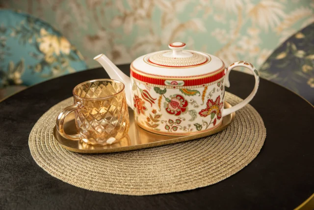 🇦🇹✨ Tee und Nationalfeiertag – beides verbindet das Gefühl von Heimat, Ruhe und Zusammenhalt.So wie dieser Tag ein Innehalten bedeutet, lädt auch eine Tasse Tee dazu ein, bewusst den Moment zu genießen. ☕Tee ist ein Stück Kultur, ein Ritual, das verbindet – egal ob allein oder in Gesellschaft.Weniger bekannt: Tee fand im 17. Jahrhundert seinen Weg nach Wien – zuerst über adelige Kreise und Handelshäuser, später auch in die berühmten Kaffeehäuser. Dort war Tee bald ebenso Teil der Kultur wie Kaffee, besonders in Gesellschaftsschichten, die den feinen, leichten Geschmack schätzten.Unsere Österreich-Spezialitäten tragen dieses Gefühl in sich: die kräftige Salzburger Mischung und die elegante Wiener Opern Melange. 🎶Ein Feiertag mit Tee – ein kleines Stück Geborgenheit in der Tasse. 🍂https://www.jaegertee.at/produkt/salzburger-mischung/https://www.jaegertee.at/produkt/wiener-opern-melange/#Nationalfeiertag #ÖsterreichGenießen #SalzburgerMischung #WienerOpernMelange #JägerTEE #Teekultur #HeimatGenuss #TeeLiebe