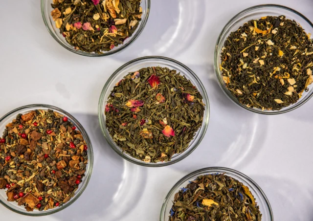 🌿✨ Manchmal braucht es nicht viel, um sich selbst etwas Gutes zu tun. Tee ist die einfachste und zugleich reinste Form von Selfcare.Jedes Blatt trägt Ruhe, Wärme und Achtsamkeit in sich – ein Ritual, das entschleunigt und stärkt. 🫖 Ob am Abend in der Badewanne, eingekuschelt mit einem Buch oder einfach zwischendurch: eine Tasse Tee erinnert daran, innezuhalten und den Moment zu genießen.Unsere Empfehlungen für sanfte Selfcare-Momente:💛 Salty Toffee – cremig & tröstend🌿 Rooibos Crème Brûlée – süß & koffeinfrei🍵 Green Chai – würzig-belebendEin Schluck, ein Atemzug, ein kleiner Luxus – nur für dich. 🍂#SelfcareMitTee #Herbstgenuss #TeeLiebe #AromaTee #JägerTEE #Teezeit #Entschleunigung #Seelenwärme