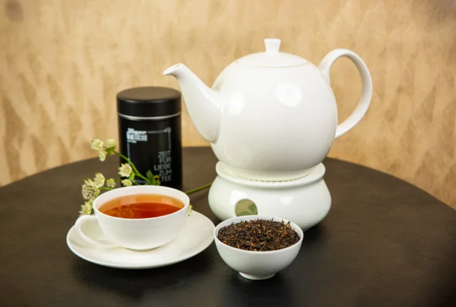 ☕ Tag des Morgenmuffels – Zeit für eine starke Tasse Schwarztee!Ein guter Start gelingt mit Geschmack und Wärme – ob mit einem kräftigen Assam oder einer cremigen Tasse Salty Toffee.Gute Laune? Kommt gleich. 😴➡️🙂Welcher Tee verschafft dir gute Laune?#TagDesMorgenmuffels #Schwarztee #WachwerdenMitTee #SaltyToffee #AssamLiebe #Morgenritual #JägerTEE