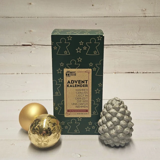 ✨🎄 Etwas Magisches ist in Vorbereitung …Noch riecht alles nach Herbst, aber hinter den Kulissen füllen wir bereits kleine Tüten, nummerieren Dosen und packen Tee-Schätze für eine ganz besondere Vorweihnachtszeit.Unser JägerTEE Adventkalender 2025 kommt bald! 😍Limitierte Stückzahl • jedes Türchen ein Genussmoment • voller Überraschungen.Mehr Infos in Kürze – Vorfreude erlaubt. 🤍#Adventkalender #TeeKalender #ComingSoon #JägerTEE #TeeLiebe #Teegenuss #Vorfreude #TeeAdvent #HerbstGenuss #TeeÜberraschung
