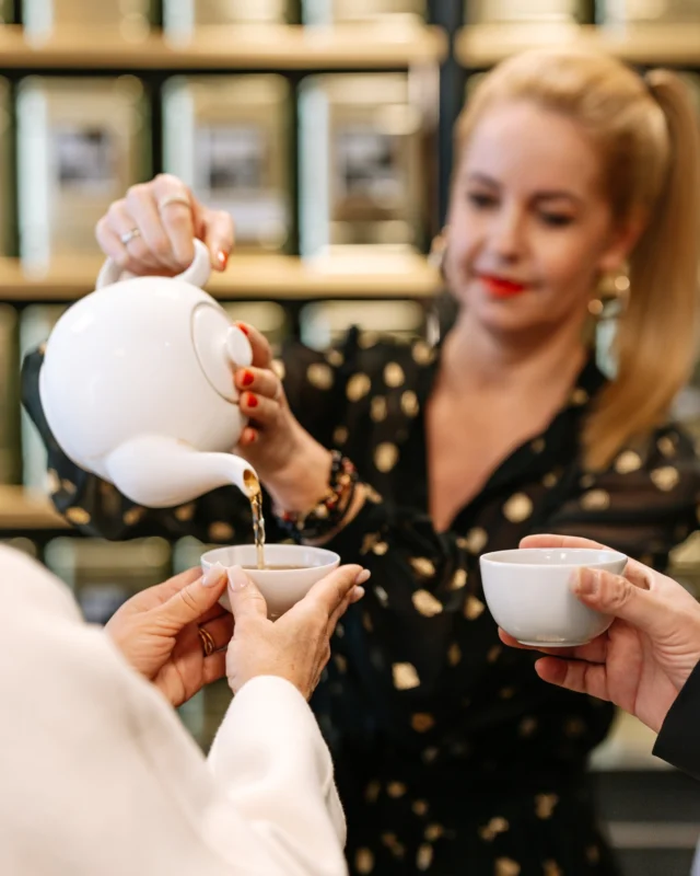 „Wir feiern den Tag des Tees! 🎉🍵Von 7. bis 9. November gibt’s -15 % auf ALLES – im Onlineshop & in den Filialen Wien und Baden!Online mit Gutscheincode: TEE15 🛍️✨“🔖 #TagDesTees #TeeGenuss #JägerTEE #Aktion #Teeliebe #TeeRabatt #TeeShopping #TeeSale #TeeFreude