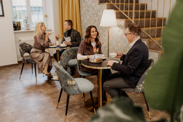 Heute am Tag  der Freundlichkeit heißt es insbesondere: „Eine Tasse Tee bedeutet Aufmerksamkeit, Ruhe und Nähe 💛☕.Tee schenken heißt, einen Moment des Innehaltens zu teilen – für Freunde, Familie oder einfach für sich selbst.“Empfohlene Tees: Quelle des Glücks, Rooibos Vanille🔖 #TagDerFreundlichkeit #TeeSchenken #ZeitSchenken #Teemomente #JägerTEE #TeeVerbindet #Geschenkidee #Teeliebe