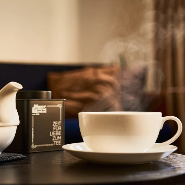 ☕ Tee des Monats -10% : Schwarztee ChaiEin klassischer, kräftiger Schwarztee mit exotischen Gewürzen wie Zimt, Ingwer, Kardamom und Nelken. 🌿✨Wärmend, belebend und voll aromatisch – der perfekte Begleiter durch graue Herbsttage.Mit Milch oder pur genossen, entfaltet Schwarztee Chai seine ganze Kraft und sorgt für wohltuende Momente. 🍂💛https://www.jaegertee.at/produkt/chai-tee/#SchwarzteeChai #ChaiTime #TeeDesMonats #Wohlfühlmoment #JägerTEE #Herbsttee #Gewürztee #WärmeVonInnen