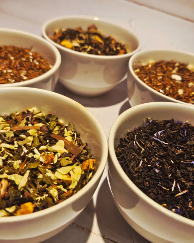 🎉 Noch mehr Tee-Neuheiten bei JägerTEE!Tauche ein in eine Welt voller Aromen, Vielfalt und Geschmacksmomente:🍇 Brombeere – saftig-beerig & sommerlich🥜 Nusskrokant – knackig, nussig & süß-herzhaft🥥 Kokos Trüffel Grüntee – exotisch, edel & überraschend🍫 Rooibos Nougat – cremig-schokoladig & koffeinfrei🍬 Rooibos Rumkugel – festlich, rund & genussvollFinde deinen neuen Liebling – oder gleich zwei. Gönn dir Vielfalt in der Tasse! 🫖✨#NeueTees #Teeneuheiten #JägerTEE #Teeliebe #TeaTime #Genussmomente #BrombeereTee #NusskrokantTee #KokosTrüffelGrüntee #RooibosNougat #RooibosRumkugel #TeaLover #TeeEntdecken #TeeVielfalt