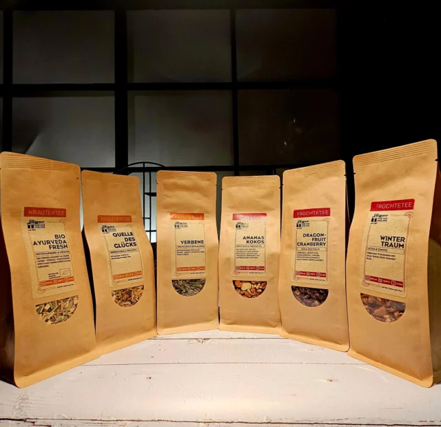 ✨ Neu im JägerTEE-Sortiment: sechs genussvolle Entdeckungen für jede Stimmung und Jahreszeit!🌿 Verbene – klar, erfrischend & aromatisch🍍 Ananas Kokos – tropischer Sommer in der Tasse🥭 Dragonfruit Cranberry – fruchtig-extravagant & lebendig❄️ Wintertraum – weihnachtlich, warm & ideal für gemütliche Abende💚 Ayurveda Ingwer Fresh BIO – kraftvoll, frisch & naturbelassen💛 Quelle des Glücks – sanft, beruhigend & voller WohlgefühlWelche Sorte begleitet dich als erste? 🫖Jetzt entdecken, genießen und Liebling finden!#NeueTees #Teeneuheiten #JägerTEE #TeeLiebe #TeeEntdecken #Genussmomente #Verbene #AnanasKokos #DragonfruitCranberry #Wintertraum #AyurvedaIngwerFresh #QuelleDesGlücks #TeaTime #TeeInspiration #Teevielfalt #Teegenuss